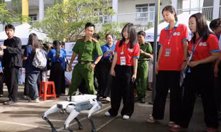 Bạn trẻ TPHCM trải nghiệm sản phẩm công nghệ trong Ngày hội “Chuyển đổi số - Chuyển động xanh” do Thành Đoàn tổ chức tháng 8/2026Ảnh: Ngô Tùng 