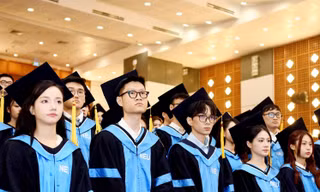 Sinh viên Đại học Kinh tế Quốc dân trong lễ tốt nghiệp năm 2026 Ảnh: HOA BAN