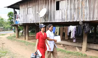 Cán bộ Trạm Y tế xã Buôn Đôn đi bộ đến từng hộ dân tại buôn Đrăng Phốk để tiêm vắc xin cho trẻ