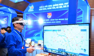 Thanh niên trải nghiệm công nghệ tại Đại hội Đoàn toàn quốc lần thứ XIII, nhiệm kỳ 2026–2031 Ảnh: Phan Linh 