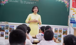 Ở vai trò nào, cô giáo Phan Thị Diễm Hương cũng nỗ lực hết sức mình Ảnh: Thanh Hiền