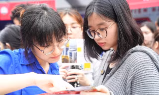 Thí sinh tìm hiểu thông tin tuyển sinh đại học năm 2026 tại Ngày hội tư vấn tuyển sinh tổ chức ở Hà Nội Ảnh: DUY PHẠM
