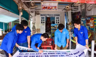 Đoàn viên, thanh niên xã Vĩnh Lợi (Cà Mau) hỗ trợ hộ kinh doanh thay đổi biển hiệu theo địa giới hành chính mới
