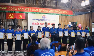 Tỉnh đoàn Đồng Tháp tặng quà cho 14 bạn sinh viên Trường Đại học Kinh tế - Tài chính TPHCM được kết nạp Đảng trong chiến dịch tình nguyện hè