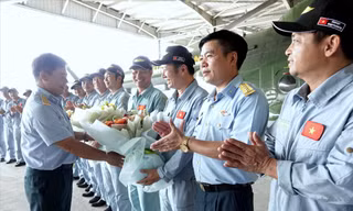 Chỉ huy Sư đoàn Không quân 371 và Trung đoàn 916 đón chào các đồng đội từ Trung đoàn 917 (Sư đoàn Không quân 370) tới hội quân tại sân bay Hòa Lạc. ẢNH: NGUYỄN MINH