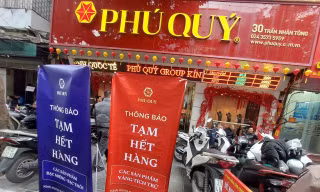 Cửa hàng treo biển tạm hết sản phẩm vàng tích trữ và bạc thỏi, bạc miếng