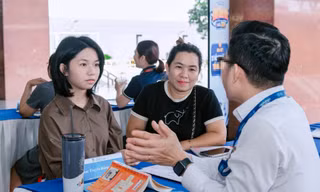 Hầu hết, các tân sinh viên đi nhập học đều có bố mẹ đi kèm vì lo sợ lừa đảo 