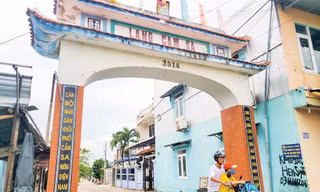 Tuổi trẻ phường Điện Bàn Bắc gắn mã QR cho địa chỉ đỏ di tích xóm Chín Chủ dịp 27/7 năm nay Ảnh: Giang Thanh