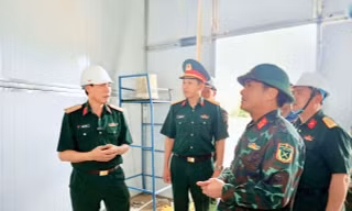 Trung tướng, GS.TS Phan Tùng Sơn, Giám đốc Học viện Hậu cần, tới kiểm tra, chỉ đạo lực lượng của Học viện xây dựng công trình khẩn cấp hỗ trợ nhân dân tái định cư sau mưa lũ tại bản Sân Bay, xã Mường Than, tỉnh Lai Châu 