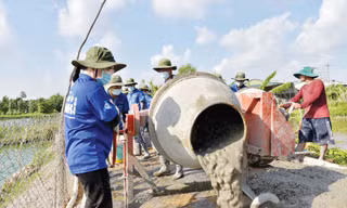 Thạc sĩ Phan Thị Thanh Hương, giảng viên khoa Khoa học Ứng dụng - Trường Đại học Bách khoa (ĐHQG TPHCM) đứng cối trộn hồ tại xã Tân Dương, tỉnh Đồng Tháp Ảnh: Hòa HỘI 
