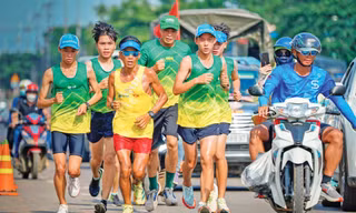 Nguyễn Văn Long (áo vàng) được các runner Gia Lai chạy đồng hành trong lần xuyên Việt đầu tiên năm 2022