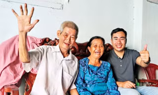 Ông Sơn sống cùng vợ trong căn nhà nhỏ cạnh UBND phường Đô Vinh