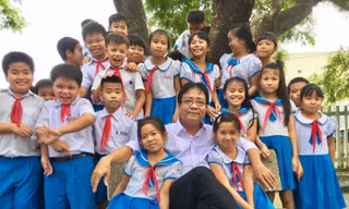 Thầy giáo Nguyễn Tấn Thuyên và các em học sinh Ảnh: Văn Chương