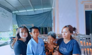 Cô giáo Phạm Thị Lan (ngoài cùng, bên trái) bên cạnh em Nguyễn Hữu T bị bố và mẹ kế bạo hành Ảnh: NVCC 