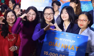 Thứ trưởng Bộ GD&ĐT Nguyễn Thị Quyên Thanh (giữa) chụp ảnh cùng học sinh THCS Trần Duy Hưng