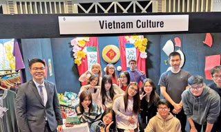 TS Huỳnh Minh Anh (đứng ngoài cùng bên trái) và các bạn trong Hội SVVN tại bang Queensland trang trí và tổ chức các hoạt động triển lãm văn hóa tại Hội trường thành phố Brisbane tháng 8/2024