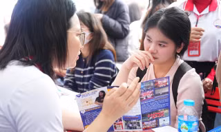 Thí sinh tìm hiểu thông tin tuyển sinh năm 2026 Ảnh: DUY PHẠM