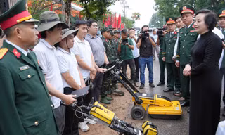 Phó Thủ tướng Phạm Thị Thanh Trà và các đại biểu tại buổi khai quật Ảnh: NN