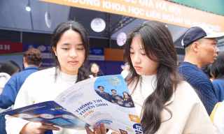 Thí sinh tìm hiểu thông tin tuyển sinh năm 2026Ảnh: DUY PHẠM 