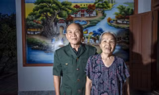 Cựu chiến binh Nguyễn Duy Kháng và cô giáo HươngẢnh: Lê Văn Chương 