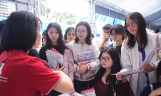 Thí sinh tìm hiểu thông tin trong ngày hội tuyển sinh đại học 2026 tại Đại học Bách khoa Hà Nội với sự tham gia của hơn 100 trường đại họcẢnh: DUY PHẠM 
