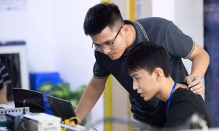  Sinh viên học tập trực tiếp tại các nhà máy, phân xưởng ở TPHCM Ảnh: NGUYỄN DŨNG