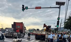 TP NOW: Xe tải tông 4 xe máy đang dừng chờ đèn đỏ ở Hà Tĩnh
