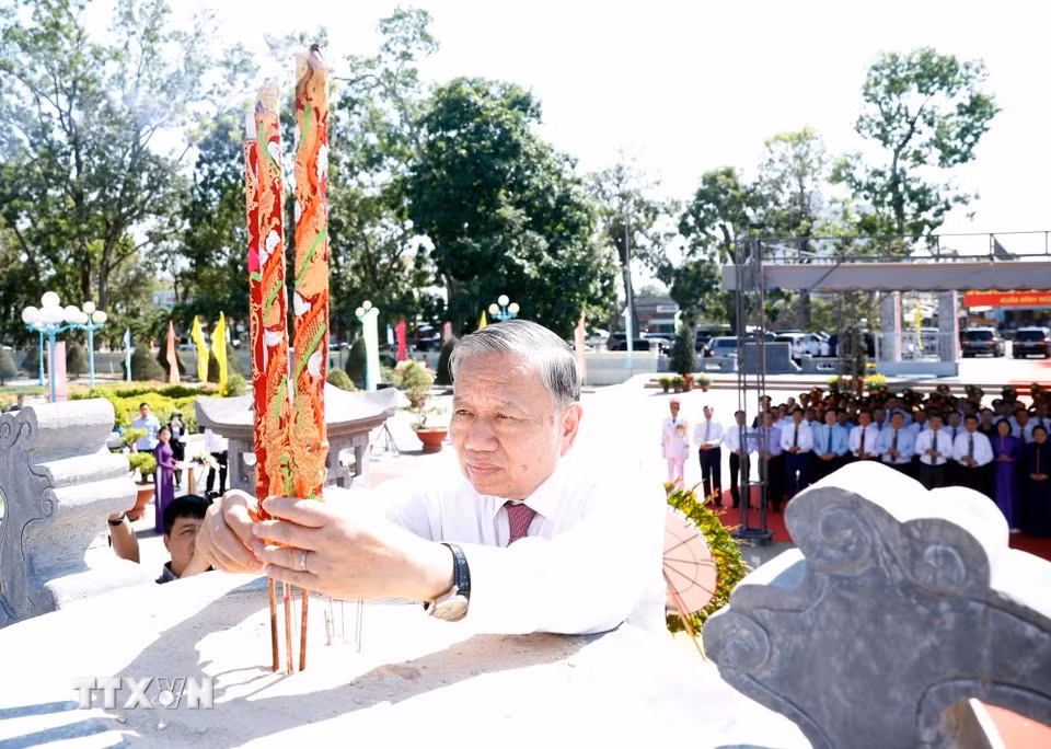 tong-bi-thu-to-lam-dang-hoa-dang-huong-tai-nghia-trang-liet-sy-tra-vo-6-resize.jpg