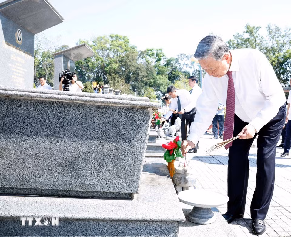 tong-bi-thu-to-lam-dang-hoa-dang-huong-tai-nghia-trang-liet-sy-tra-vo-3-resize.jpg