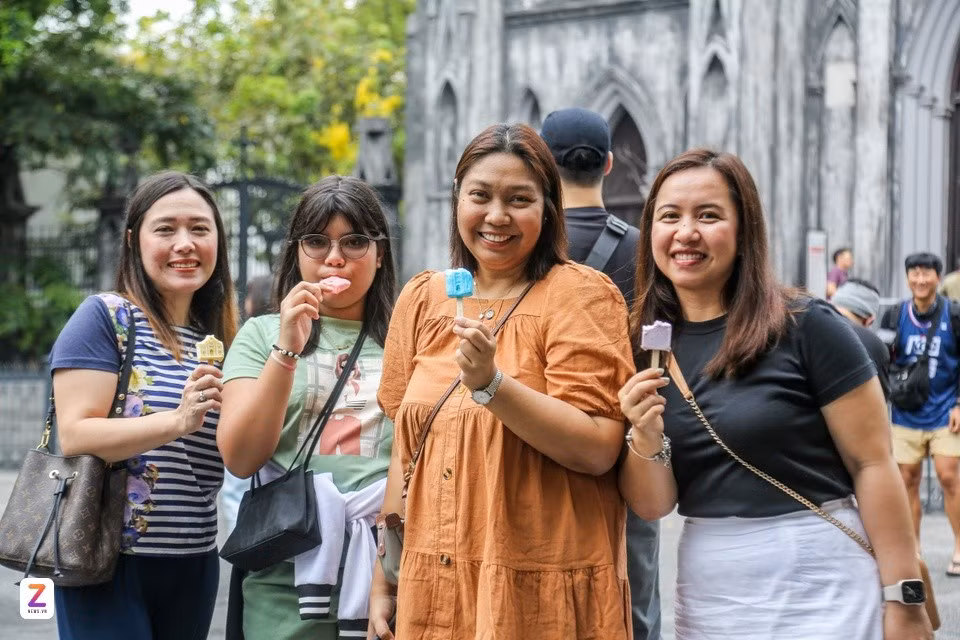 Nhóm khách Philippines lần đầu trải nghiệm kem 3D mô phỏng Nhà thờ Lớn Hà Nội, tháng 6/2024. Ảnh: Đinh Hà.