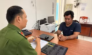Tạm giam đối tượng đánh mẹ, cầm dao đâm cảnh sát 