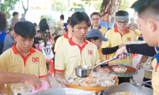 Tiệm mì yêu thương ấm lòng bà con vùng biên