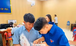 Miếng dán nhỏ sau điện thoại bảo vệ người dân trước thủ đoạn lừa đảo