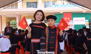 Sắc màu thổ cẩm trong lễ khai giảng đặc biệt tại Đắk Lắk