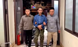 Đối tượng truy nã dùng bơm tiêm chống trả quyết liệt, cảnh sát nổ súng trấn áp 