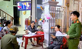 Công an đi từng nhà kêu gọi người dân tố giác hai tên cướp ngân hàng ở Gia Lai