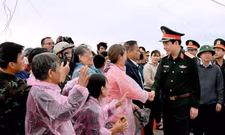 Đại tướng Phan Văn Giang thăm người dân vùng lũ Gia Lai