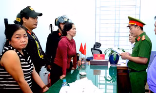 Hai người phụ nữ dựng lều bạt, ngăn cản công ty khai thác cát trên sông Kim Sơn
