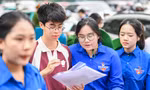 Màu áo xanh tình nguyện phủ kín nhiều điểm thi ở Hà Nội