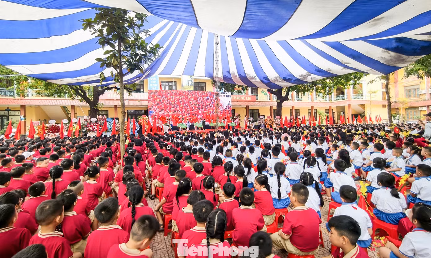 Lễ khai giảng tại Trường Tiểu học Trần Quốc Toản diễn ra trong không khí trang trọng, tươi vui.