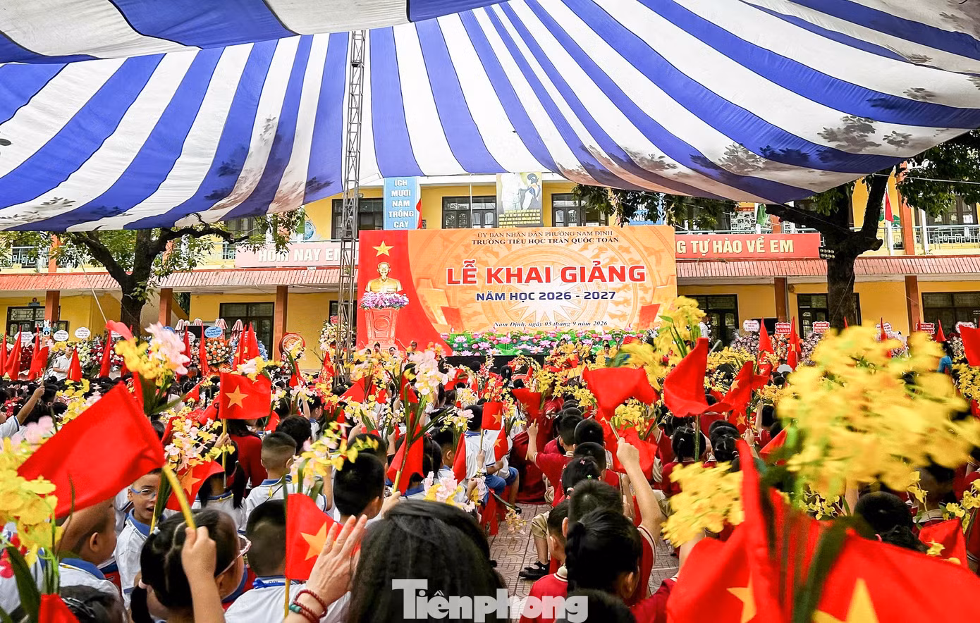 Tại Trường Tiểu học Trần Quốc Toản (phường Nam Định, tỉnh Ninh Bình), khuôn viên trường rực rỡ cờ hoa, không khí ngày khai giảng năm học mới ngập tràn niềm vui. Từ sáng sớm, thầy cô và học sinh đã có mặt đông đủ, háo hức đón chào năm học mới.