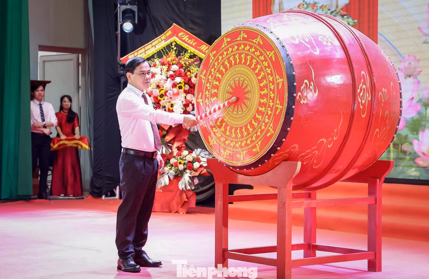 Thầy giáo Hoàng Hải Nam, Hiệu trưởng nhà trường thực hiện nghi thức đánh trống khai giảng năm học 2026-2027.