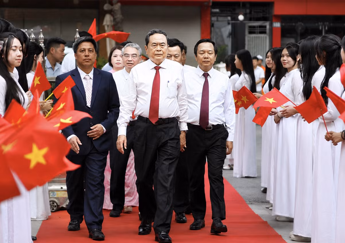 Chủ tịch Quốc hội Trần Thanh Mẫn dự lễ khai giảng năm học 2026-2027 tại Hưng Yên. Ảnh: N.L.