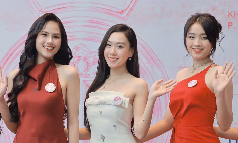 Trình catwalk của 53 thí sinh Hoa hậu Việt Nam 2026