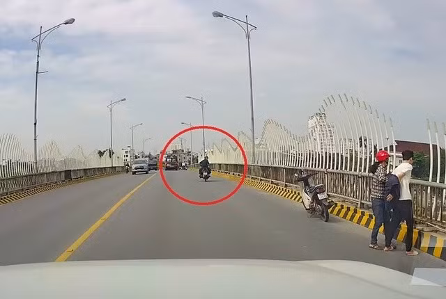Khoảnh khắc Thiếu tá Trần Văn Tùng nhảy xuống sông cứu người trước khi mất tích