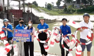 ‘Tái sinh’ lốp cũ, can nhựa thành phao cứu sinh