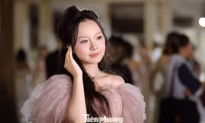 Nữ sinh rạng rỡ trong dạ hội cuối khóa