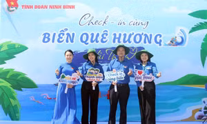 Cùng 'áo xanh' check-in biển quê hương 