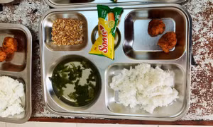 Công an vào cuộc vụ khay cơm có muối lạc, 2 miếng thịt viên