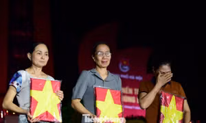 Cuộc 'hội ngộ' nghẹn ngào nước mắt trong ánh nến tri ân 